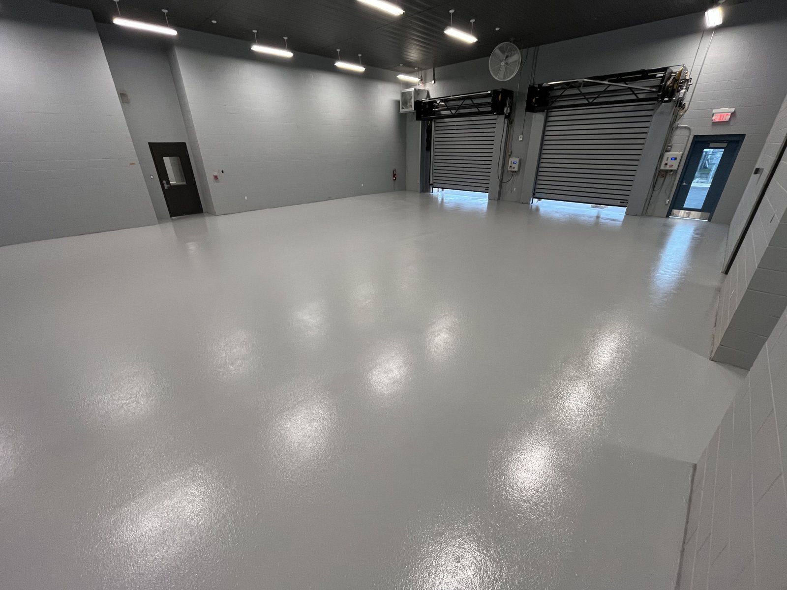 Commercial service bay with high-gloss polyaspartic floor