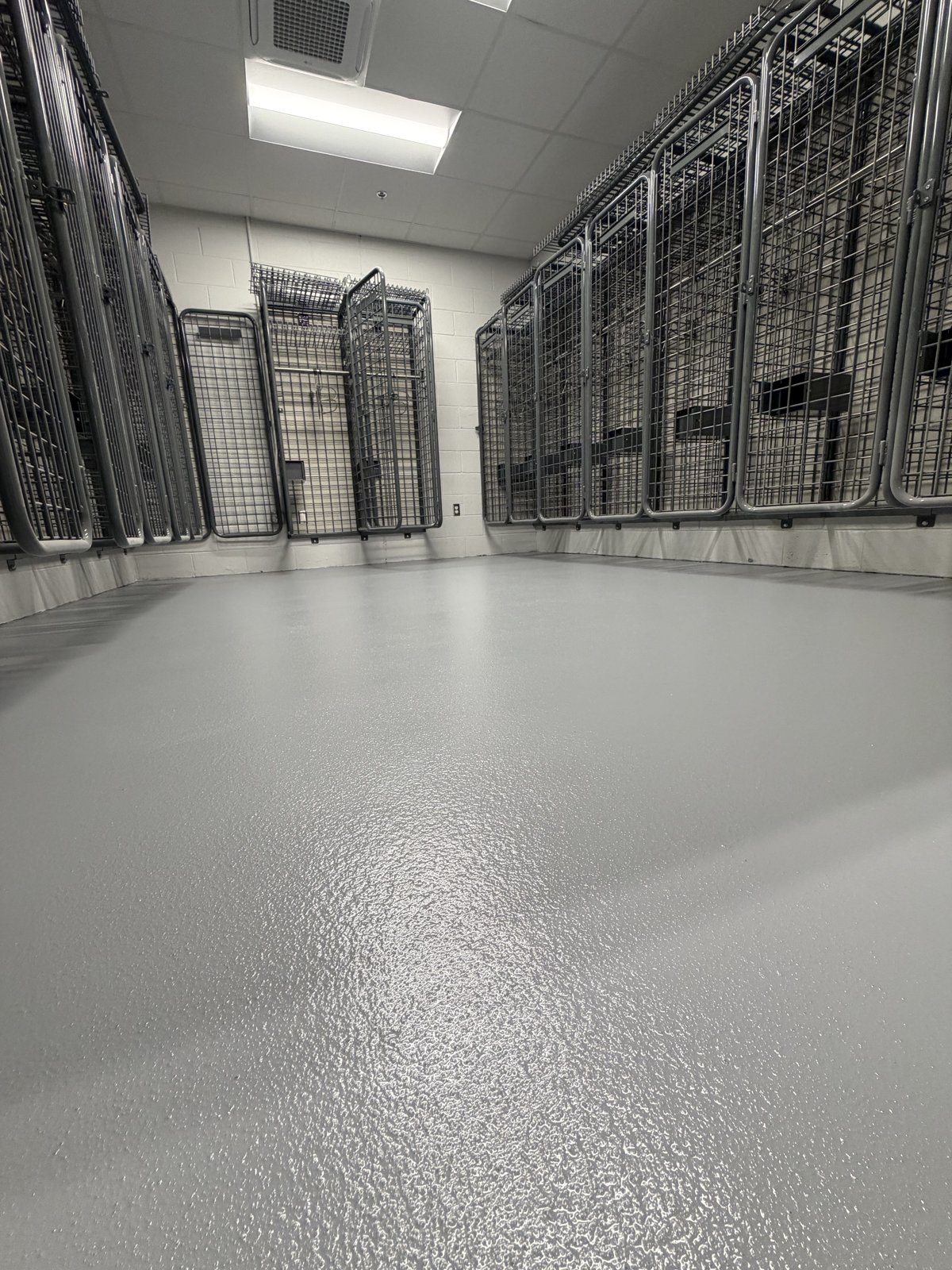 Finished kennel coating with non-slip texture