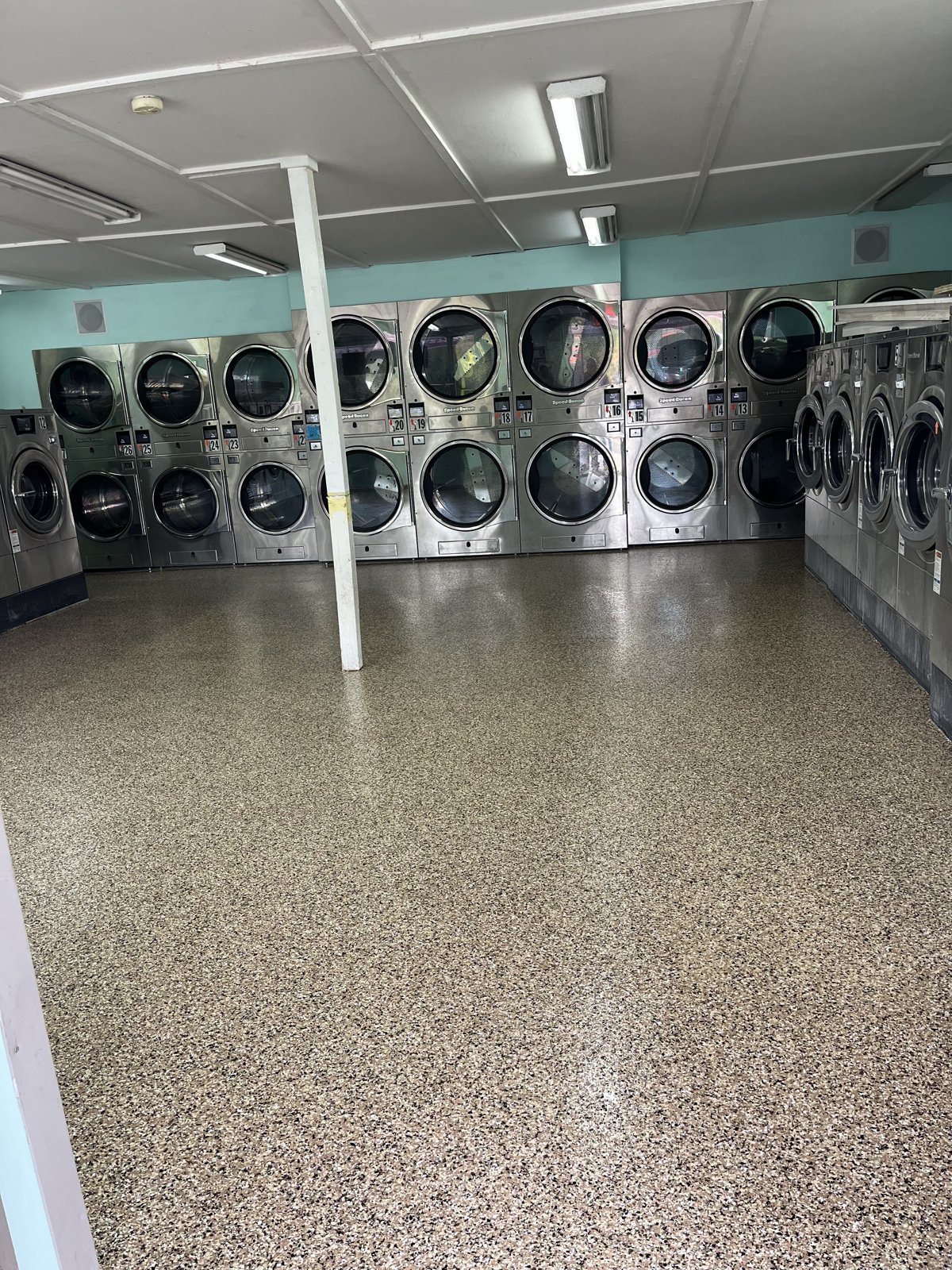 Tan decorative flake floor in a laundromat