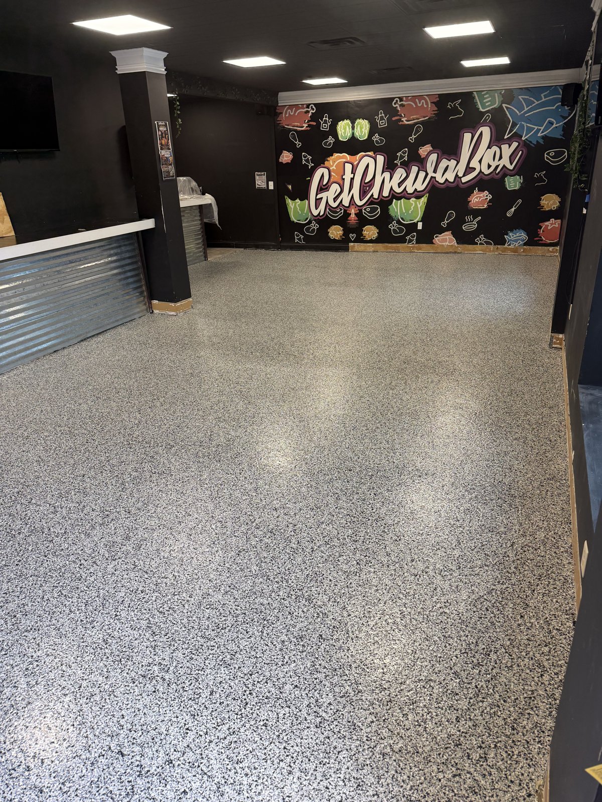 Decorative flake floor in a quick-service restaurant